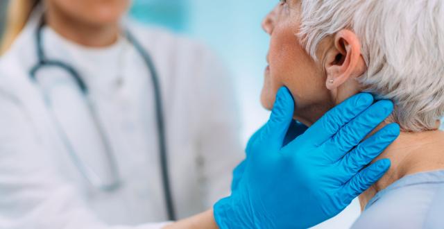 Carence en iode et santé thyroïdienne - Hôpital Erasme H.U.B - Service de Médecine Nucléaire - Médecin qui examine le cou d'une patiente âgée